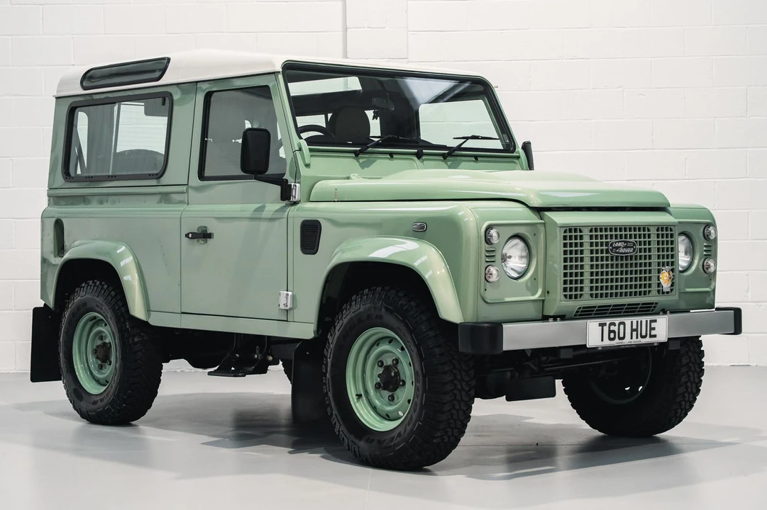 2015 Land Rover Defender 90 - Image 3 of 31
