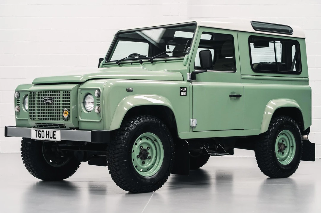 2015 Land Rover Defender 90 - Image 11 of 31