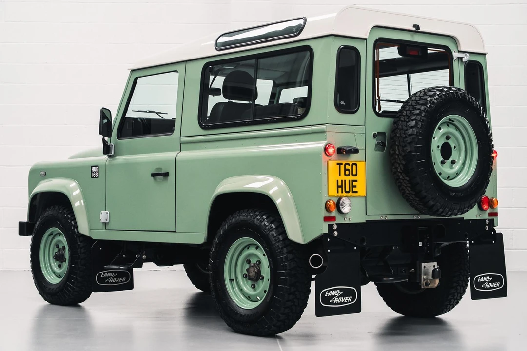 2015 Land Rover Defender 90 - Image 25 of 31
