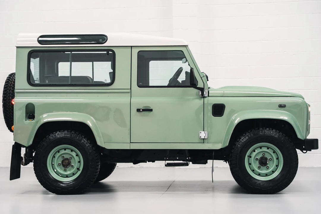 2015 Land Rover Defender 90 - Image 12 of 31