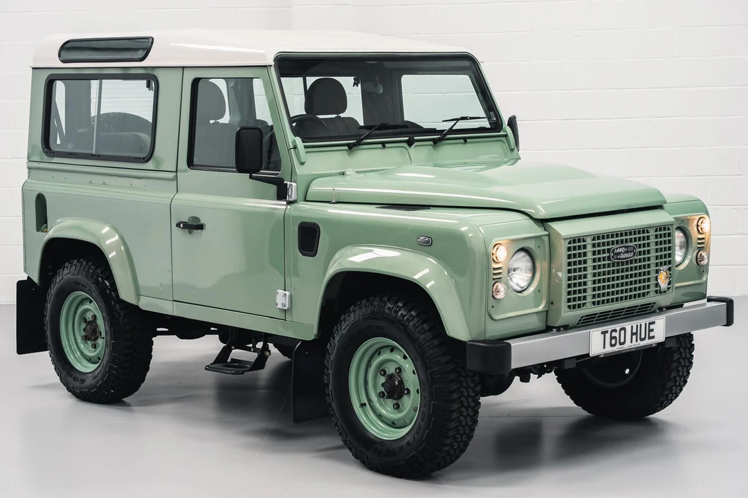 2015 Land Rover Defender 90 - Image 16 of 31