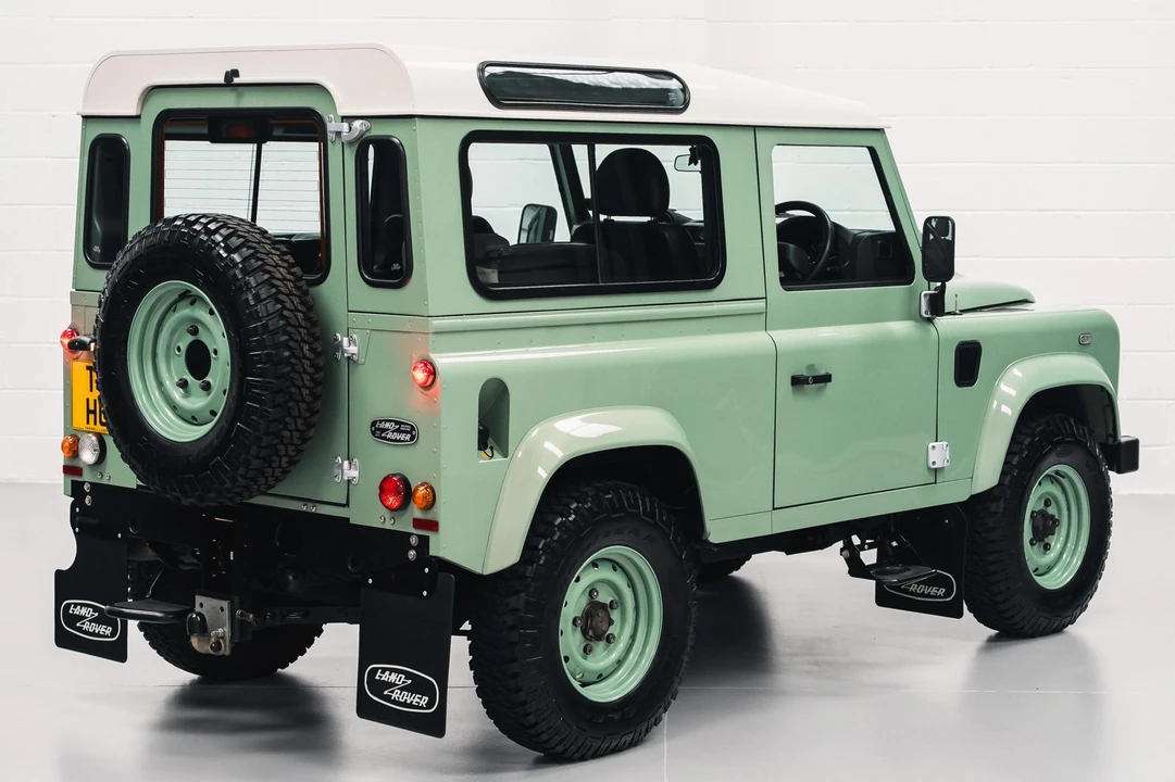 2015 Land Rover Defender 90 - Image 18 of 31