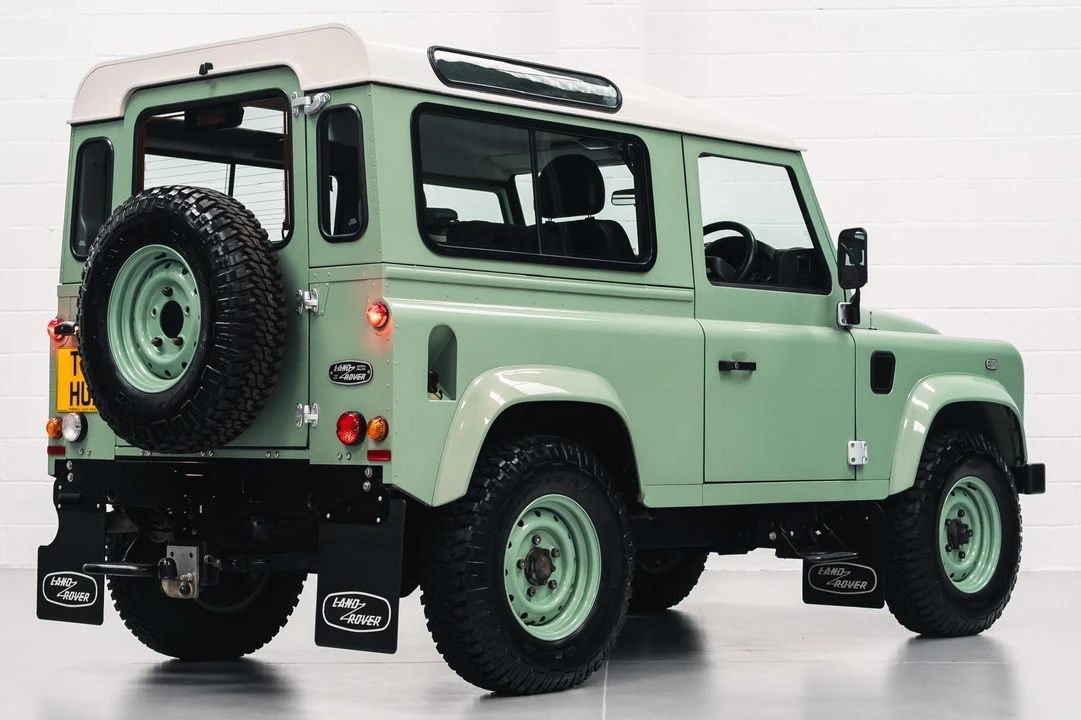 2015 Land Rover Defender 90 - Image 26 of 31