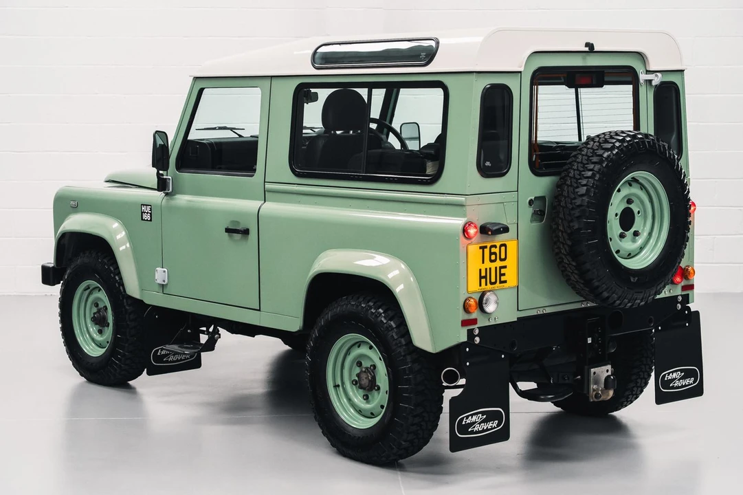 2015 Land Rover Defender 90 - Image 7 of 31