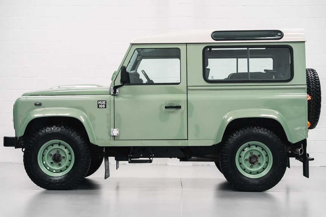 2015 Land Rover Defender 90 - Image 13 of 31