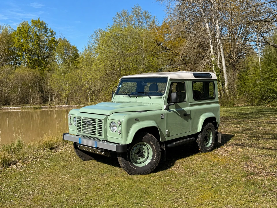 2015 Land Rover Defender 90 - Image 3 of 21