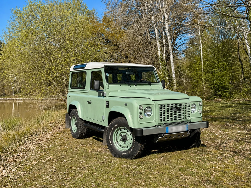 2015 Land Rover Defender 90 - Image 2 of 21