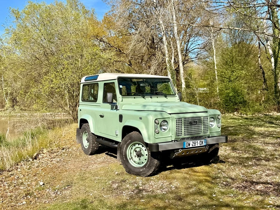 2015 Land Rover Defender 90 - Image 7 of 21