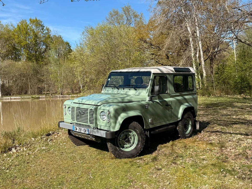 2015 Land Rover Defender 90 - Image 8 of 21