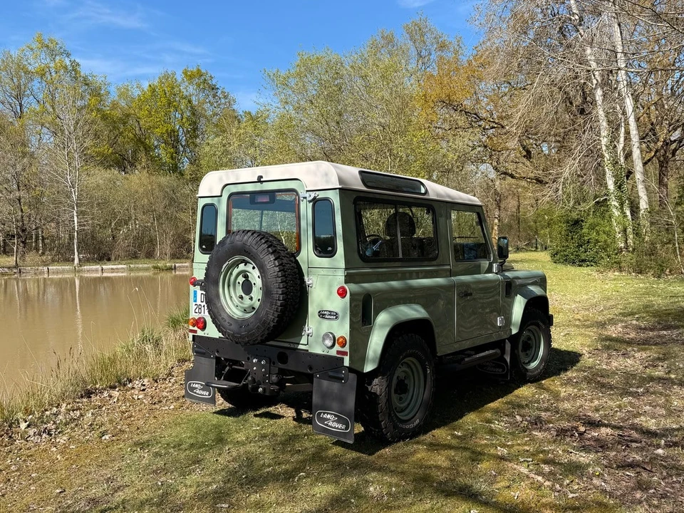 2015 Land Rover Defender 90 - Image 9 of 21