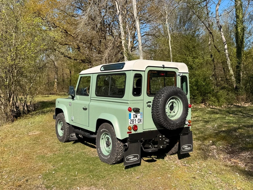 2015 Land Rover Defender 90 - Image 10 of 21