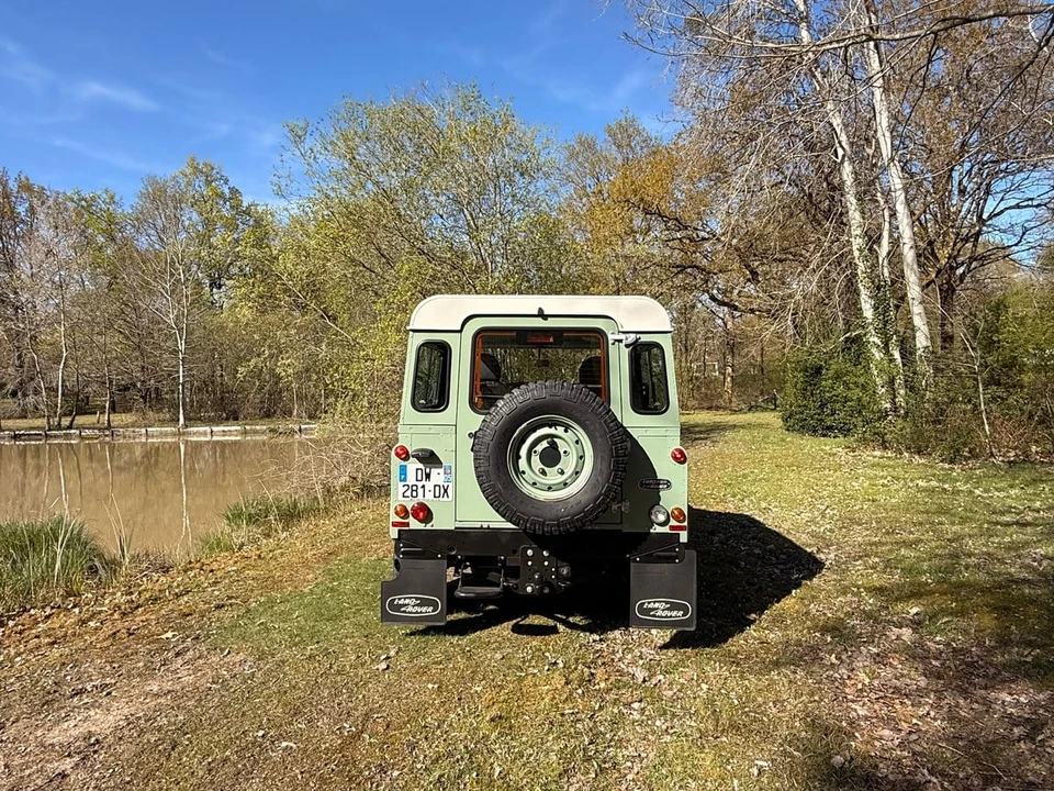 2015 Land Rover Defender 90 - Image 11 of 21