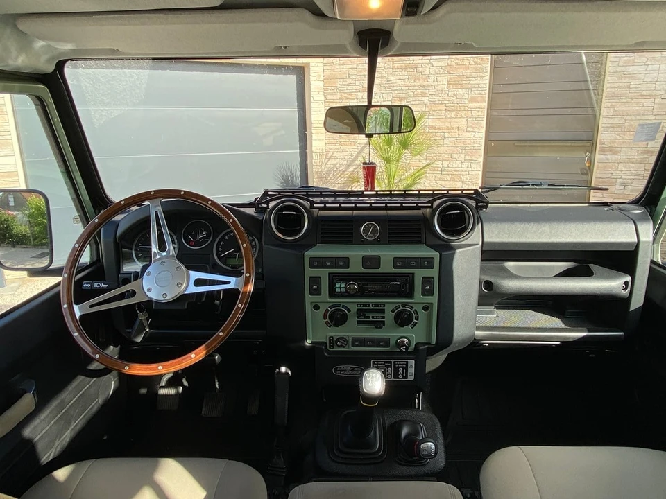 2015 Land Rover Defender 90 - Image 13 of 21