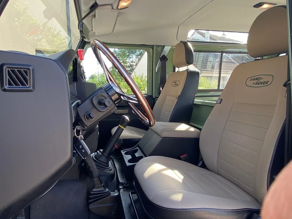 2015 Land Rover Defender 90 - Image 14 of 21