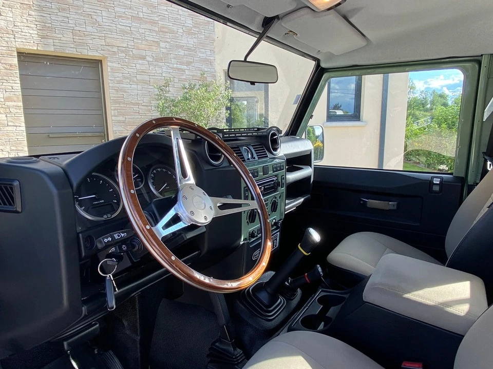 2015 Land Rover Defender 90 - Image 15 of 21