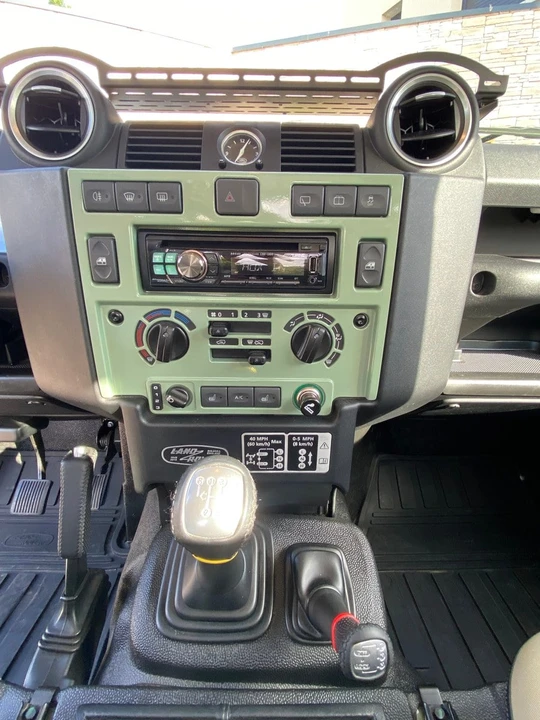 2015 Land Rover Defender 90 - Image 16 of 21