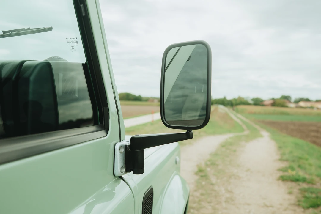 2015 Land Rover Defender 90 - Image 14 of 31