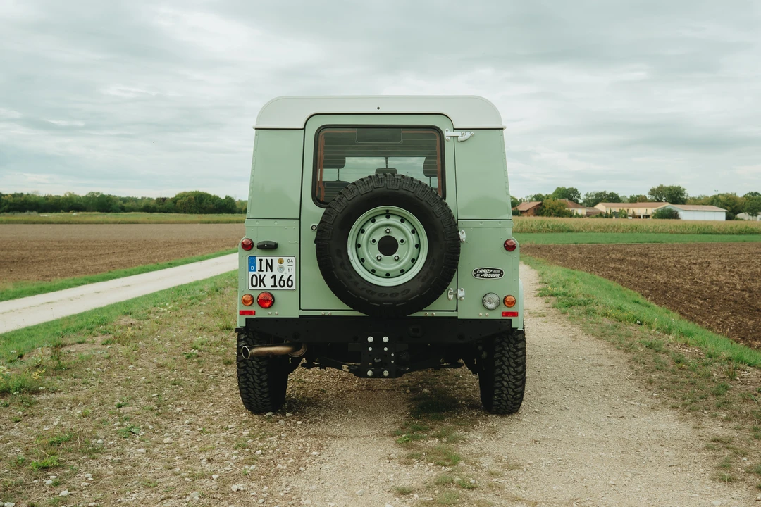 2015 Land Rover Defender 90 - Image 6 of 31