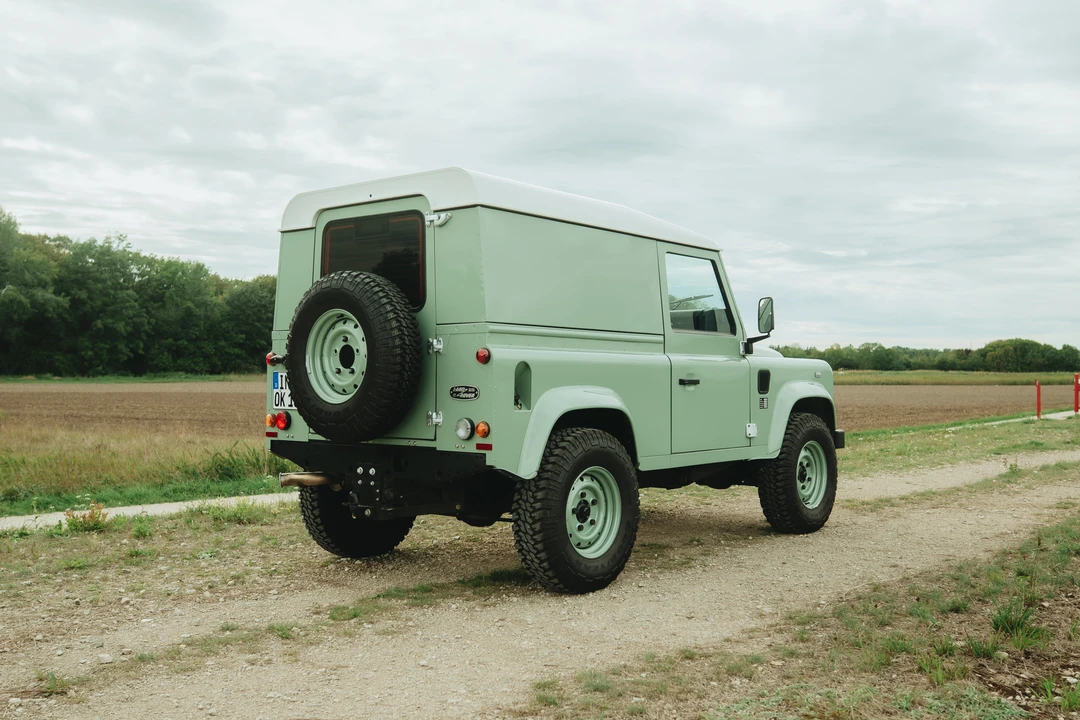 2015 Land Rover Defender 90 - Image 5 of 31
