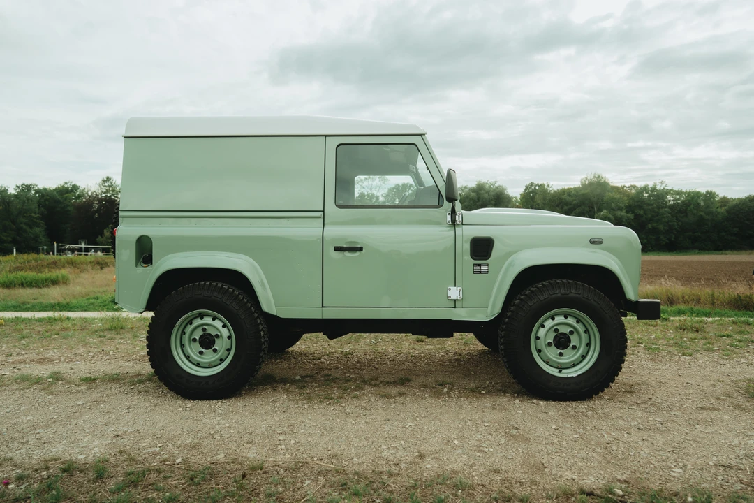 2015 Land Rover Defender 90 - Image 4 of 31
