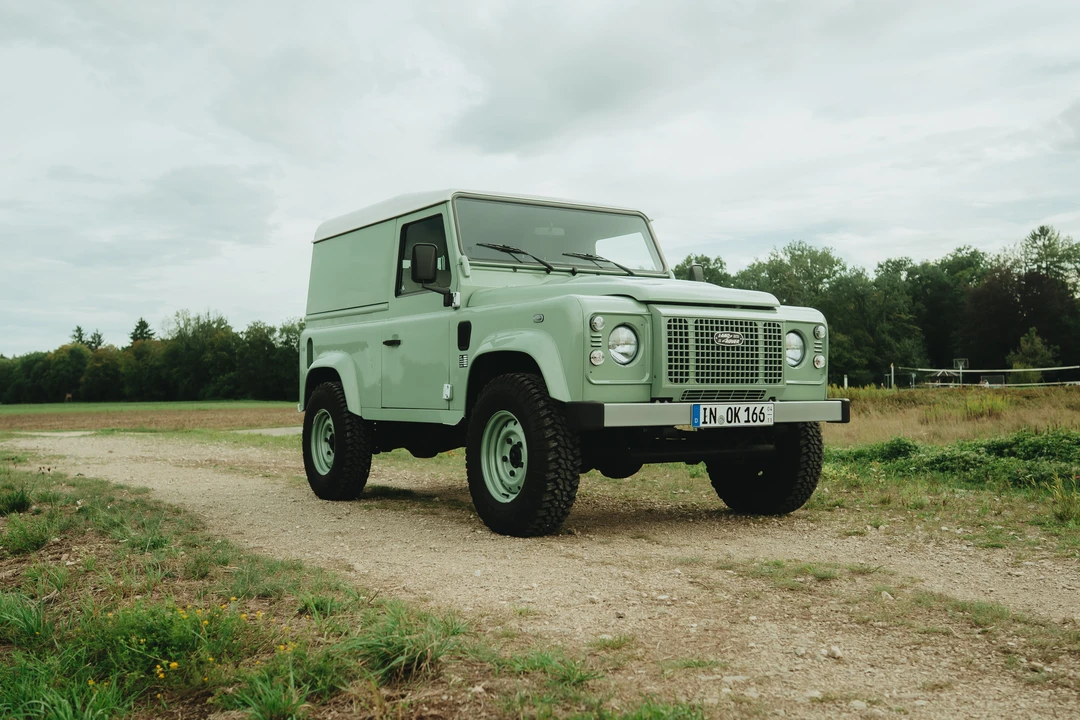 2015 Land Rover Defender 90 - Image 3 of 31