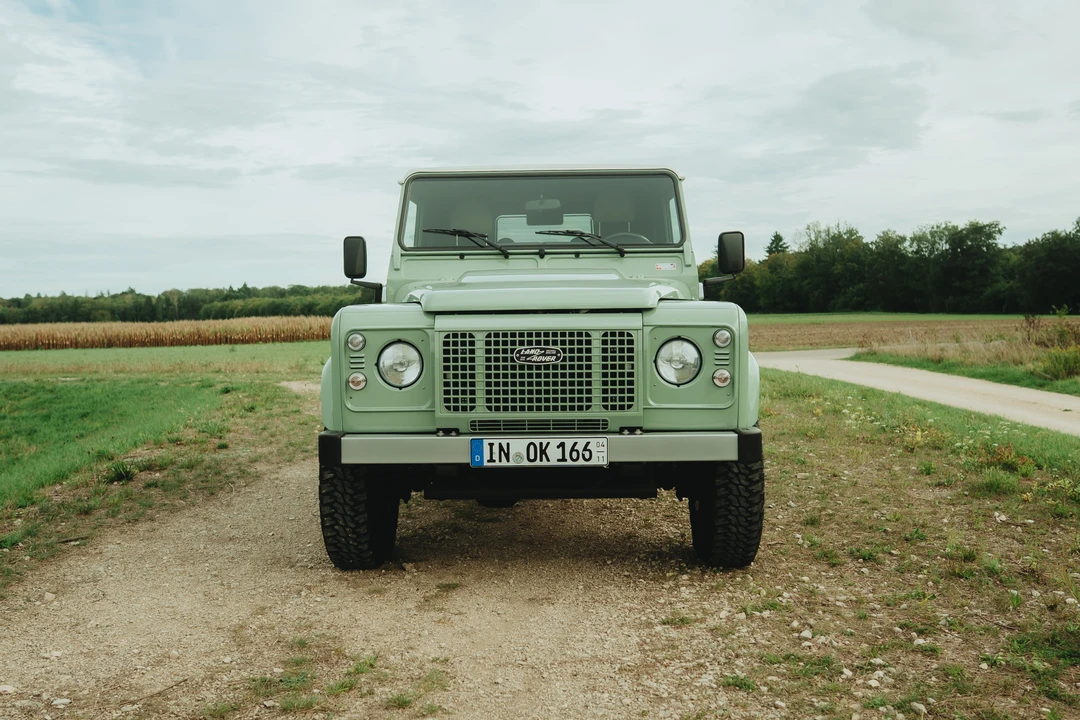 2015 Land Rover Defender 90 - Image 2 of 31