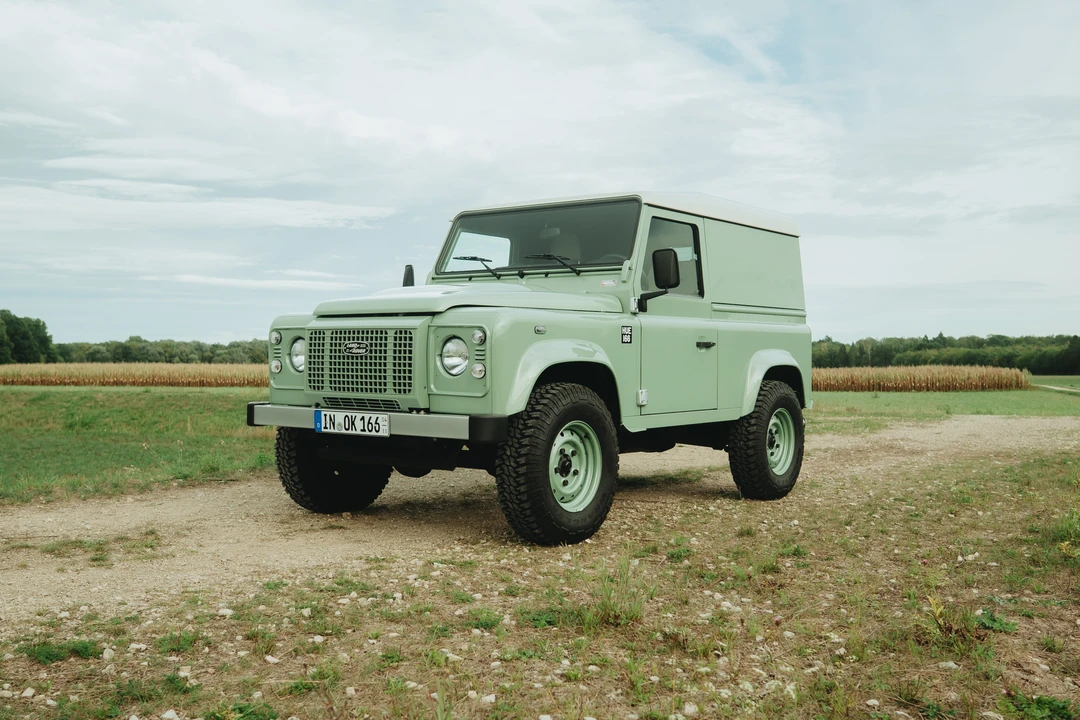 2015 Land Rover Defender 90 - Image 8 of 31