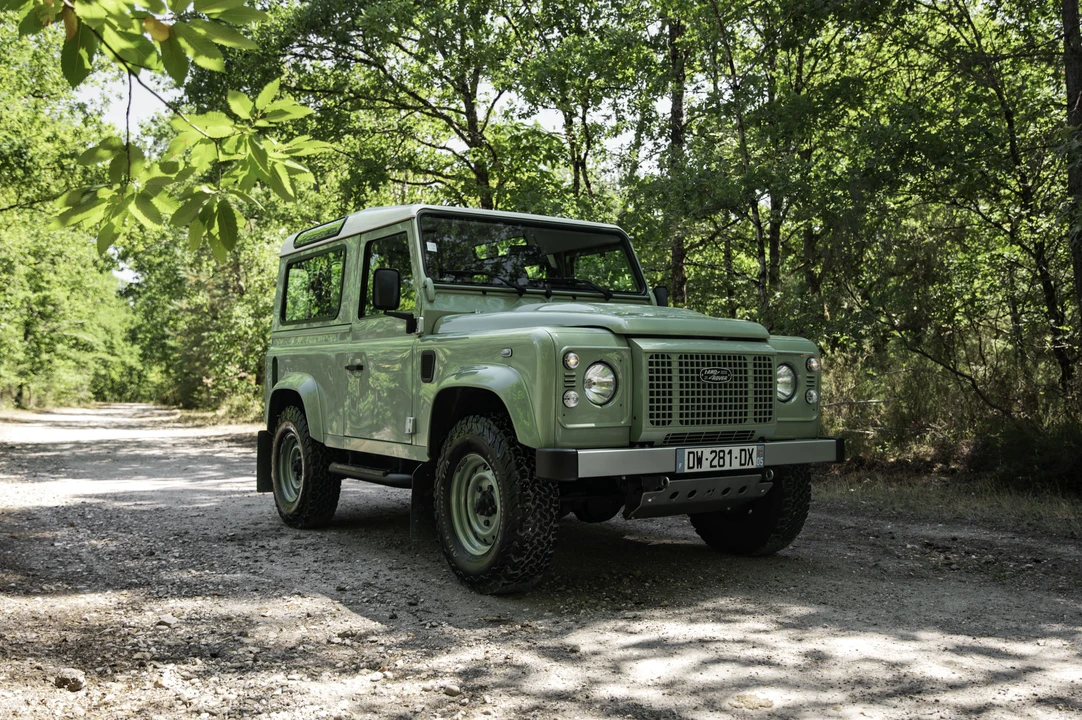 2015 Land Rover Defender 90 - Image 3 of 31