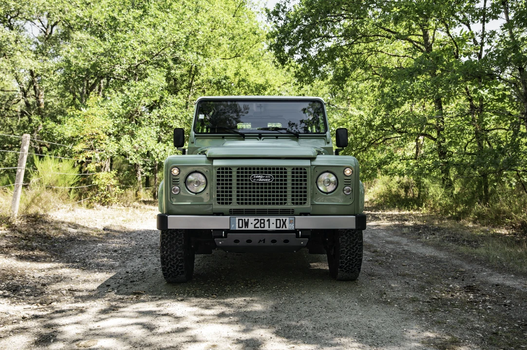 2015 Land Rover Defender 90 - Image 2 of 31