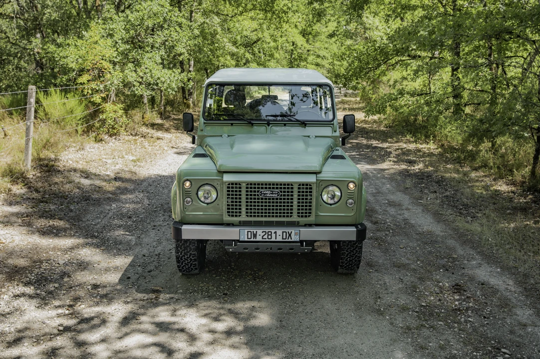 2015 Land Rover Defender 90 - Image 10 of 31