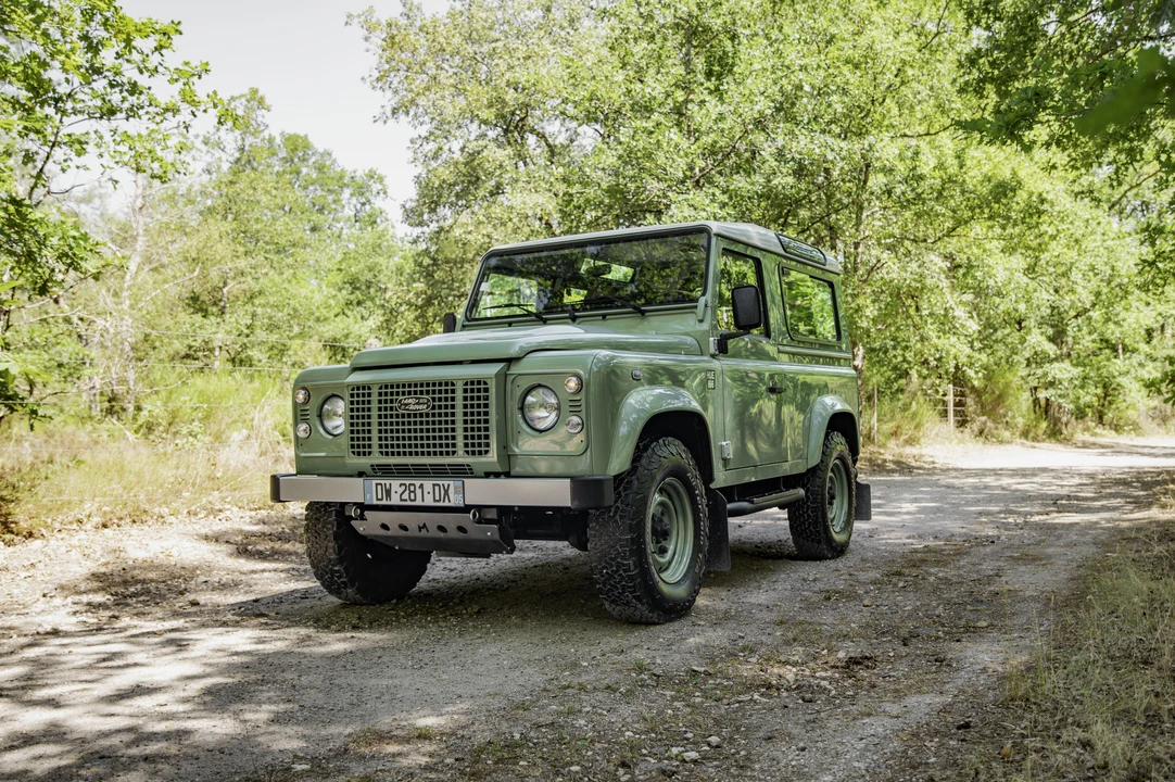 2015 Land Rover Defender 90 - Image 9 of 31