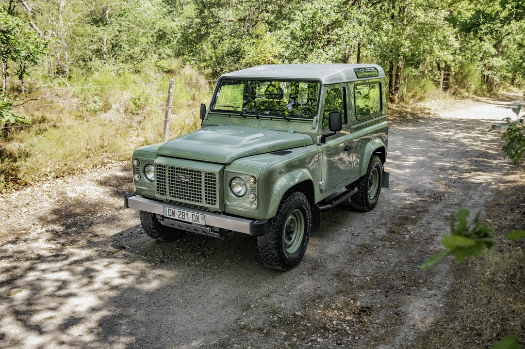 2015 Land Rover Defender 90 - Image 17 of 31