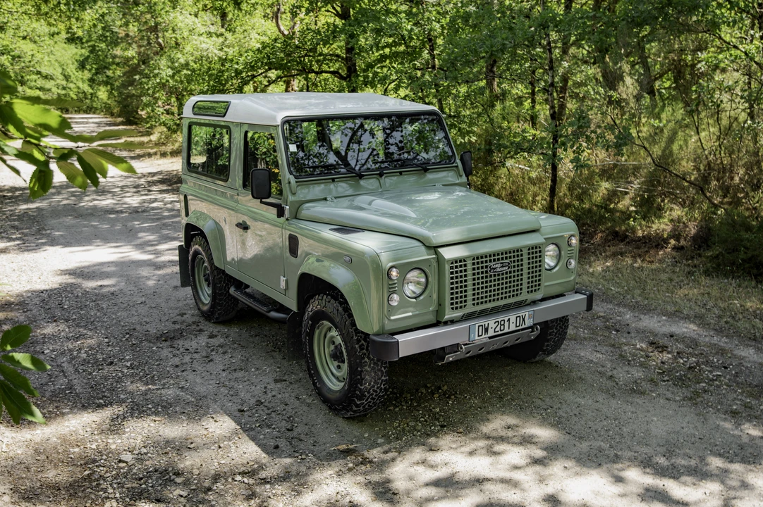 2015 Land Rover Defender 90 - Image 11 of 31