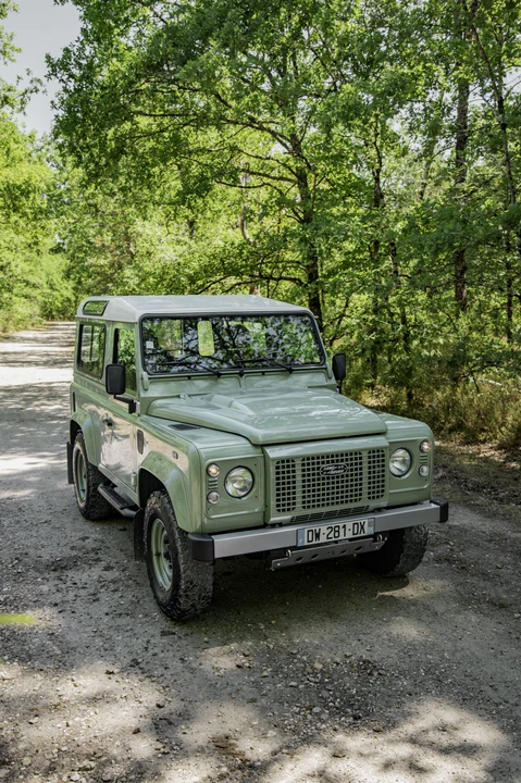 2015 Land Rover Defender 90 - Image 19 of 31