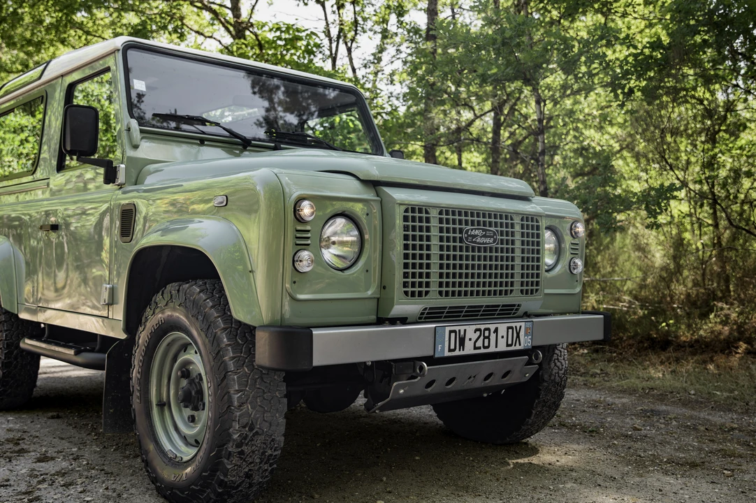 2015 Land Rover Defender 90 - Image 23 of 31
