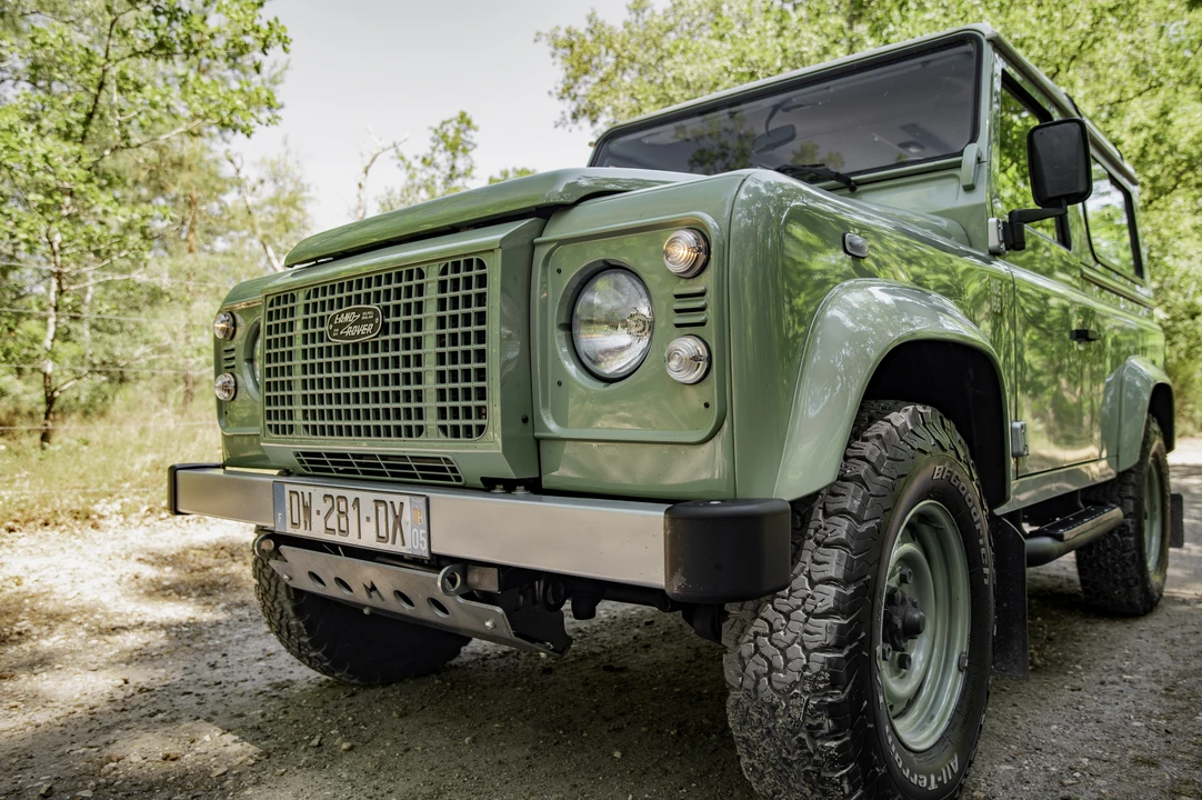 2015 Land Rover Defender 90 - Image 25 of 31