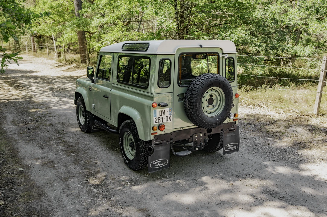 2015 Land Rover Defender 90 - Image 15 of 31