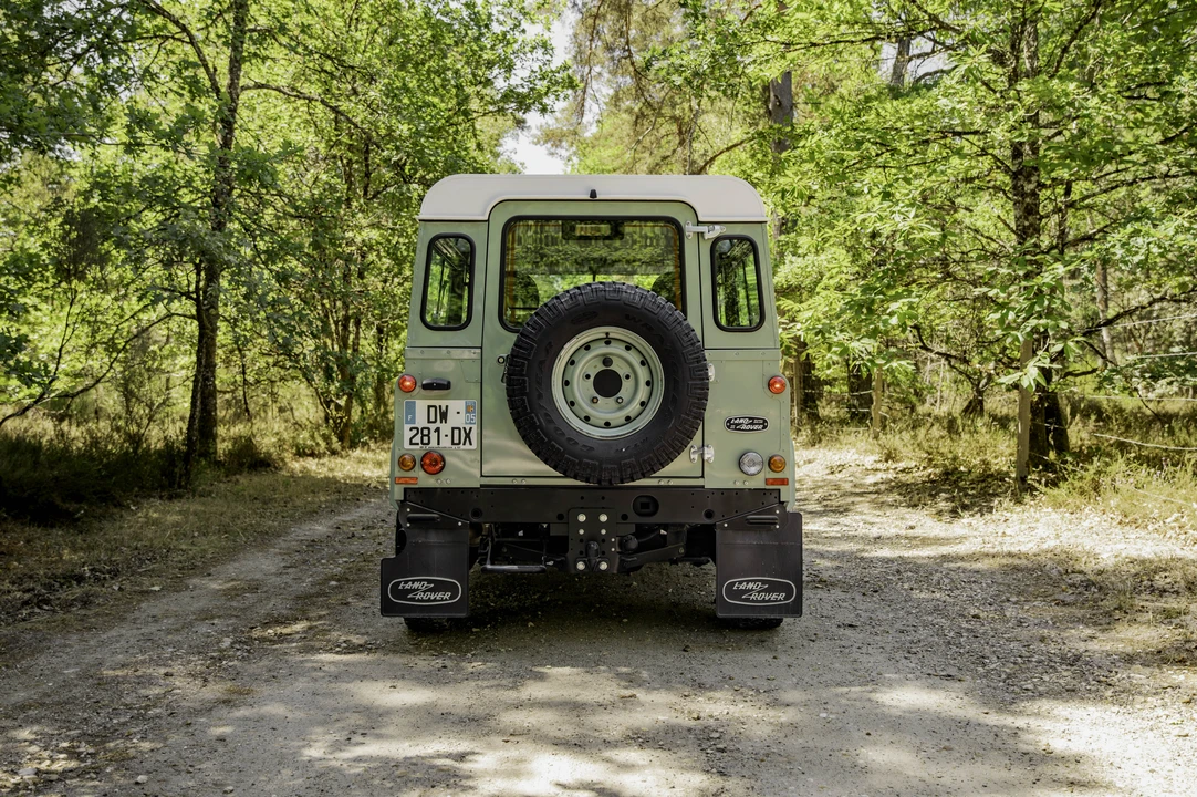 2015 Land Rover Defender 90 - Image 6 of 31