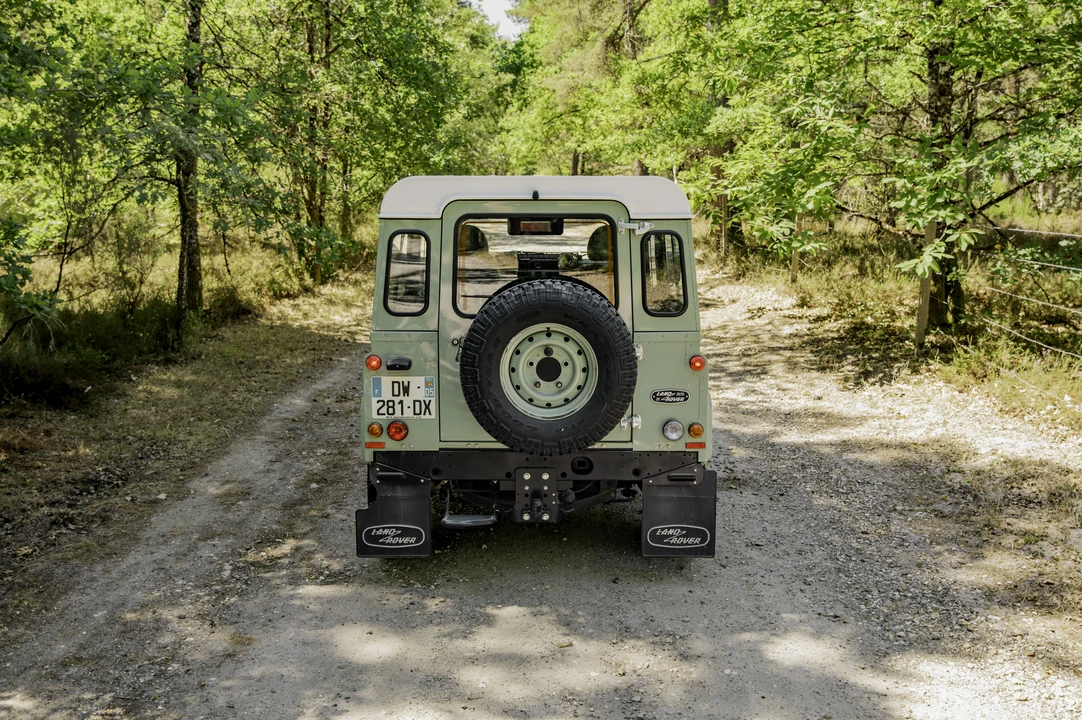 2015 Land Rover Defender 90 - Image 14 of 31