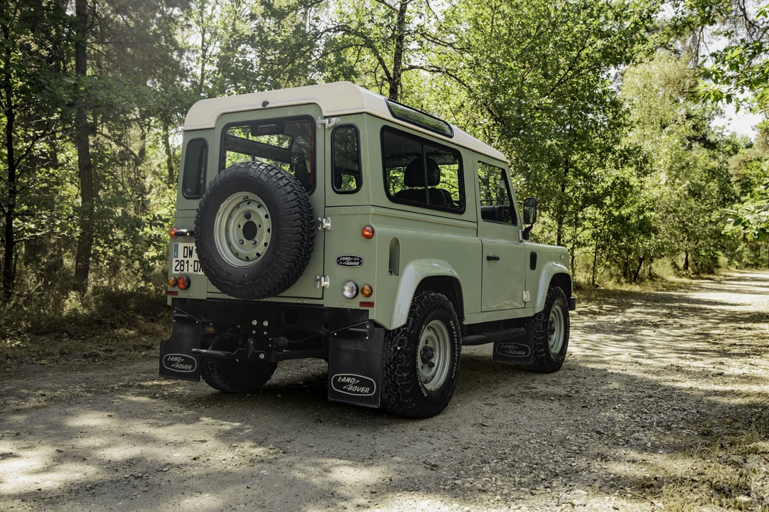 2015 Land Rover Defender 90 - Image 5 of 31