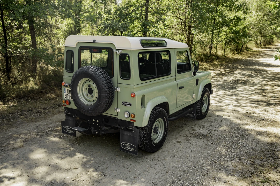 2015 Land Rover Defender 90 - Image 13 of 31
