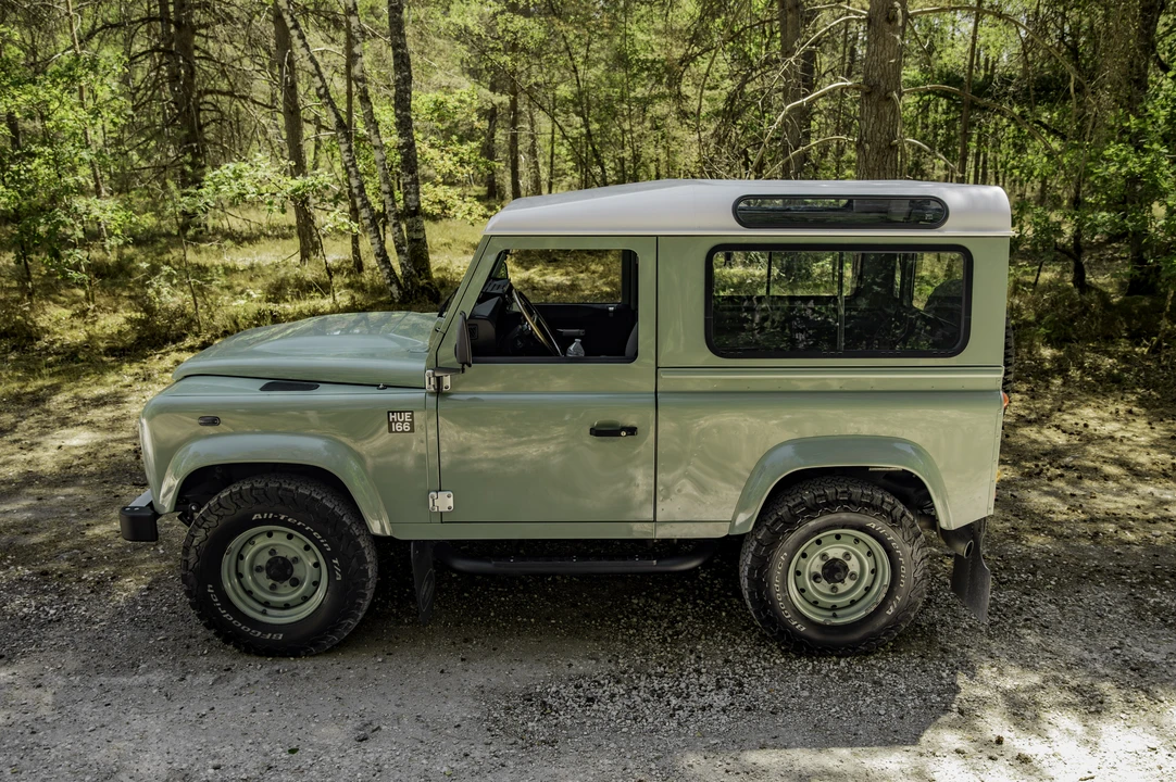 2015 Land Rover Defender 90 - Image 16 of 31