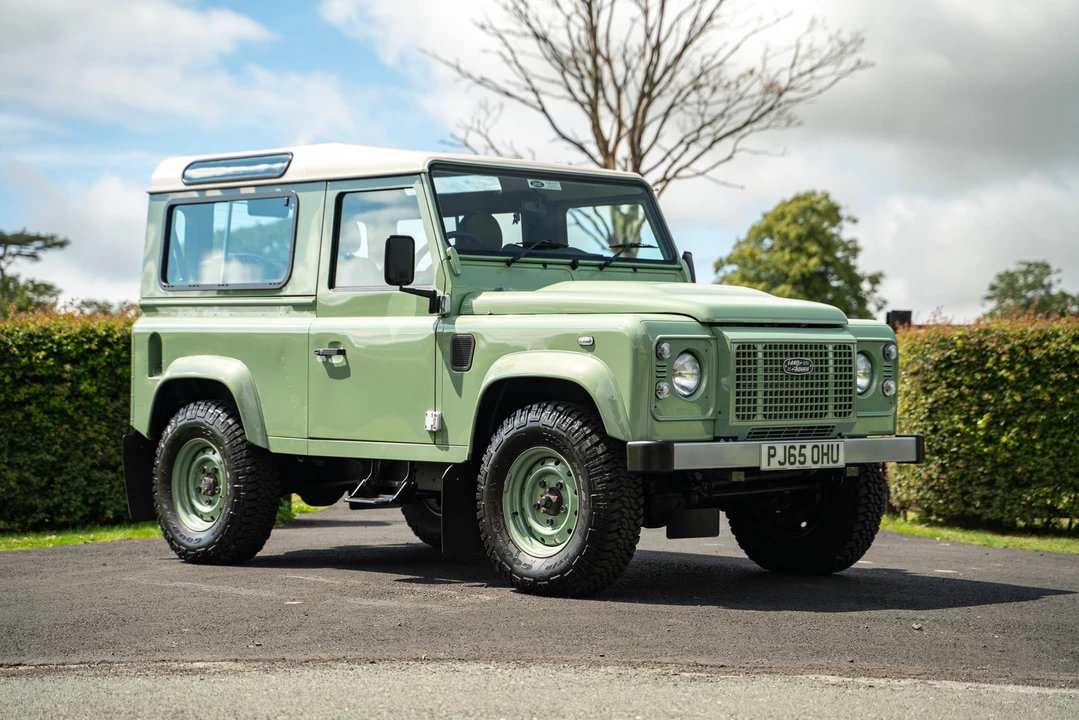 2015 Land Rover Defender 90 - Image 3 of 31