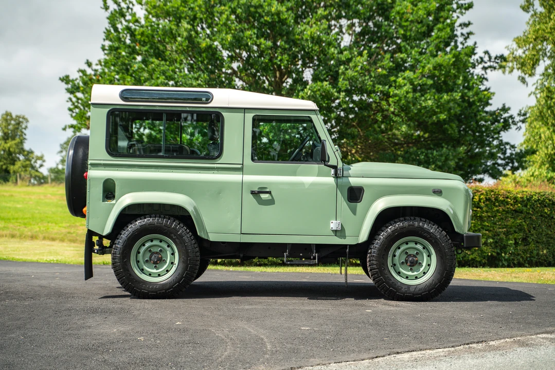 2015 Land Rover Defender 90 - Image 4 of 31