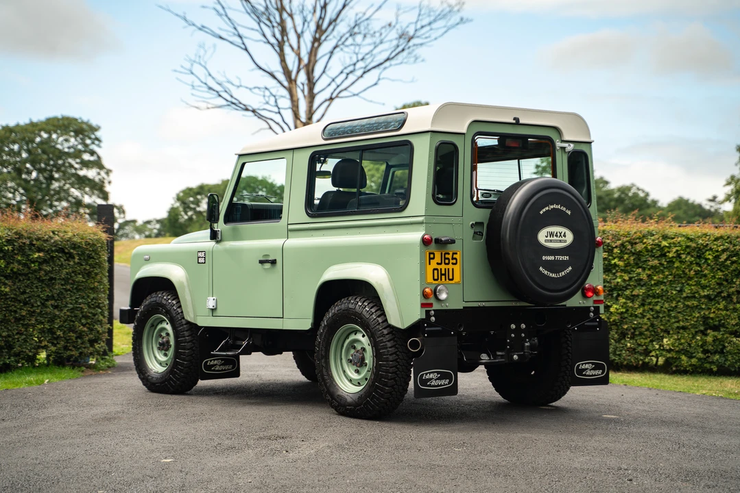 2015 Land Rover Defender 90 - Image 7 of 31