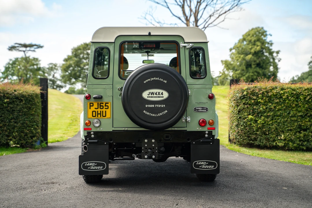 2015 Land Rover Defender 90 - Image 6 of 31