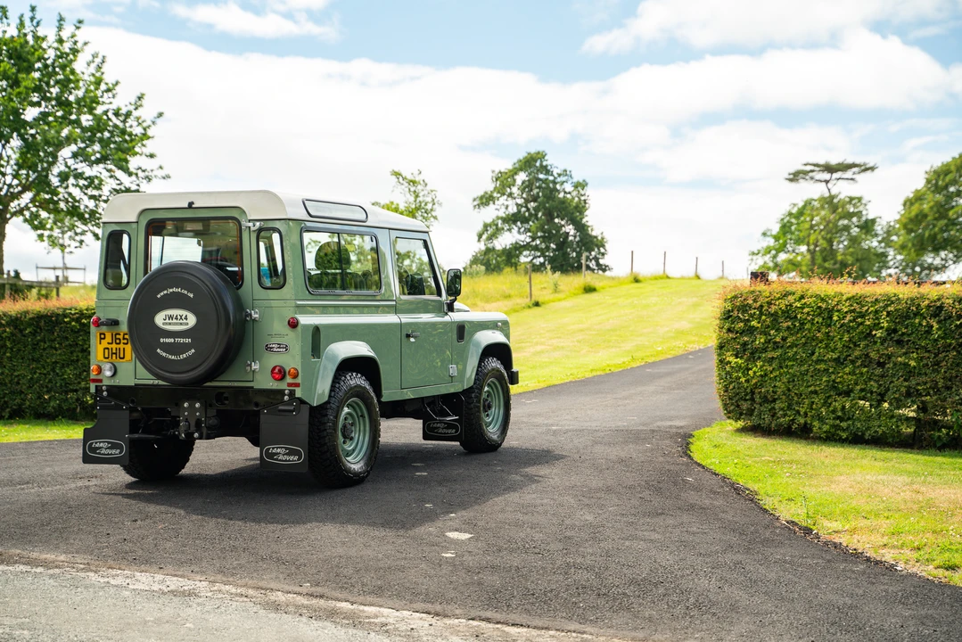 2015 Land Rover Defender 90 - Image 5 of 31