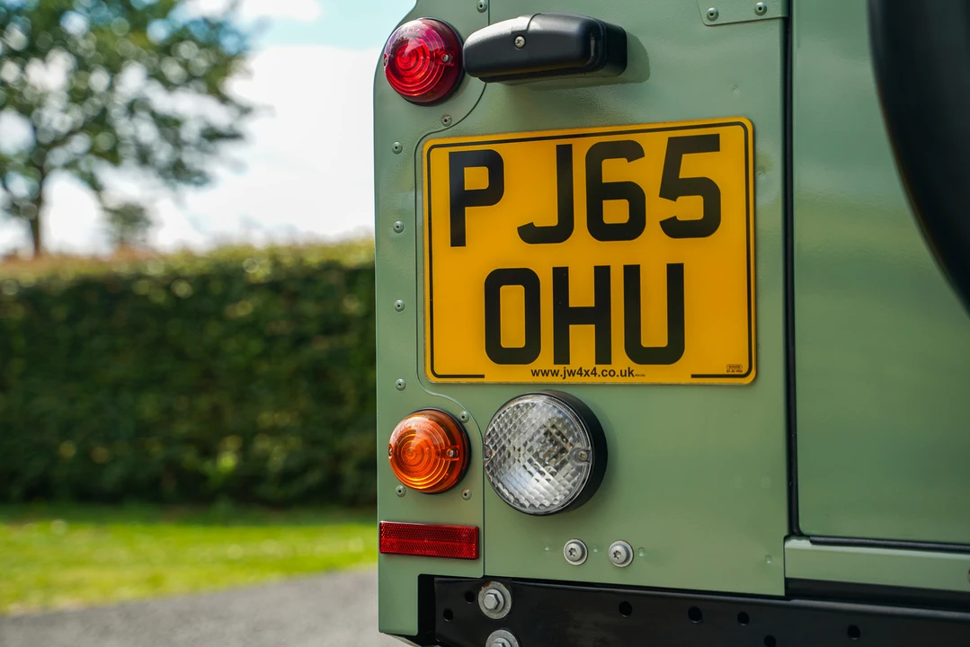2015 Land Rover Defender 90 - Image 24 of 31