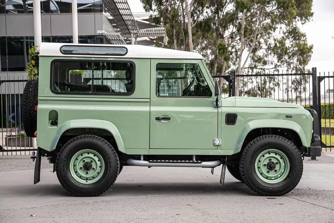 2015 Land Rover Defender 90 - Image 5 of 31