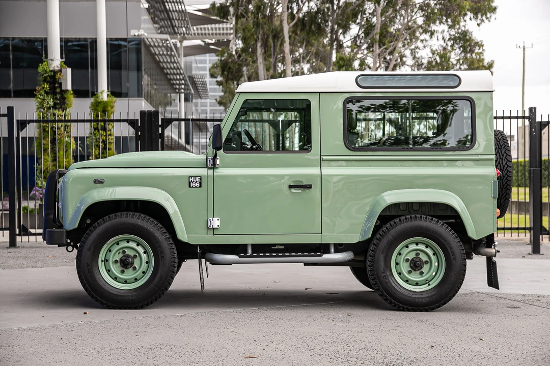 2015 Land Rover Defender 90 - Image 9 of 31